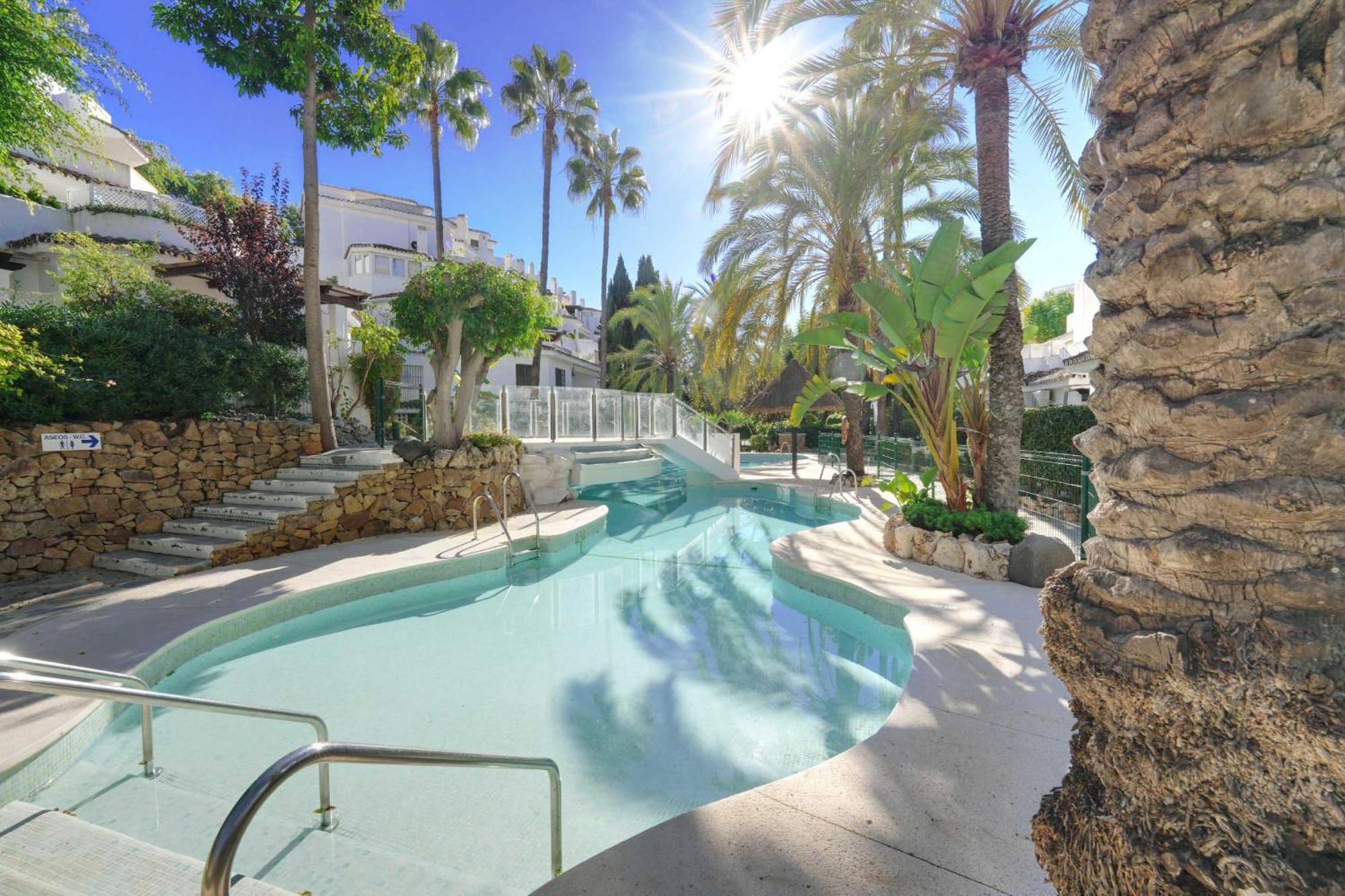 2033 Modern 3 Bed Large Terrace With Sun Loungers Apartment