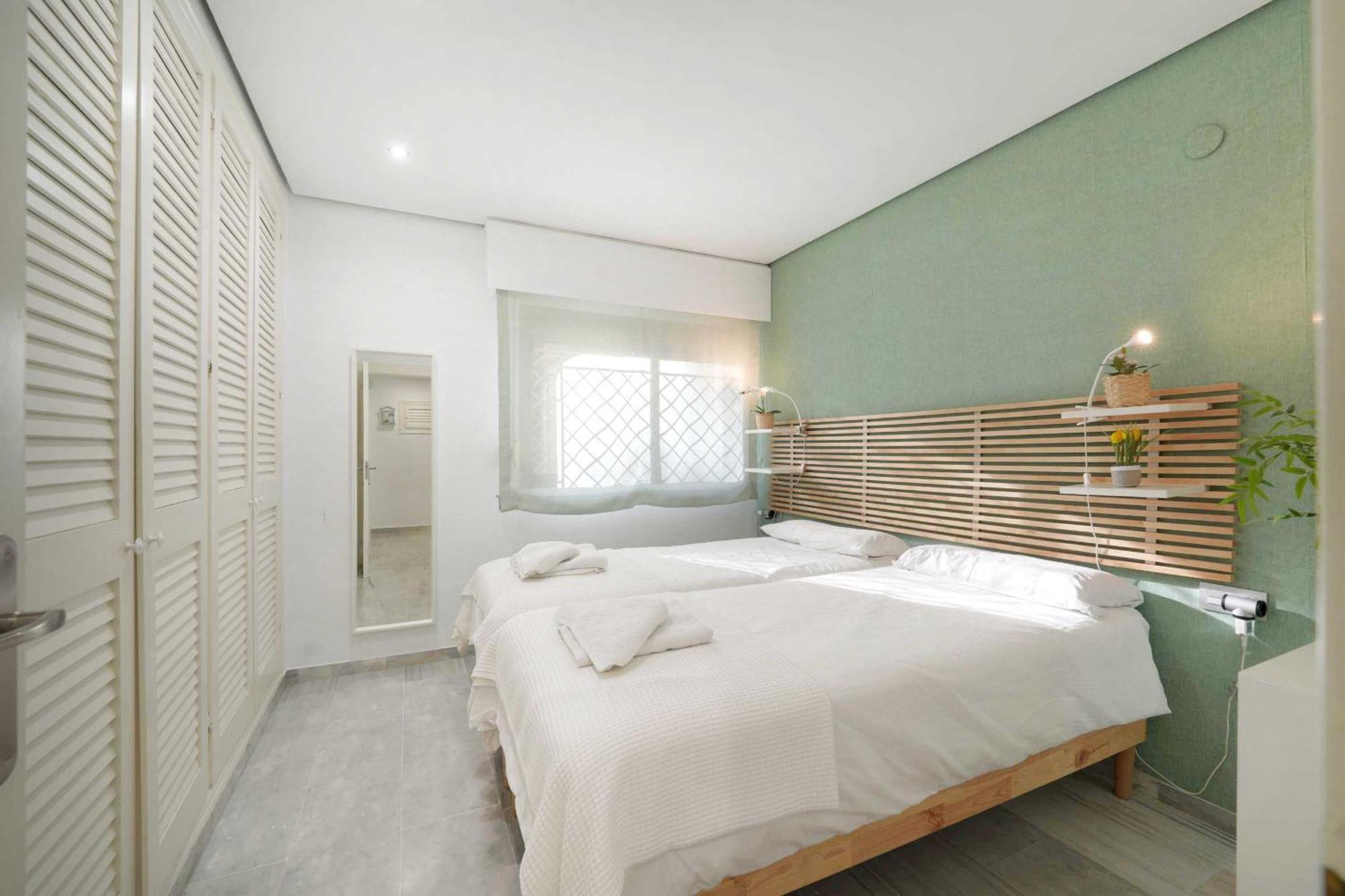 2033 Modern 3 Bed Large Terrace With Sun Loungers Apartment