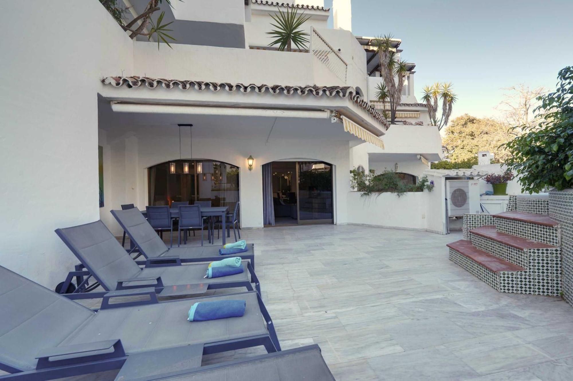 2033 Modern 3 Bed Large Terrace With Sun Loungers *