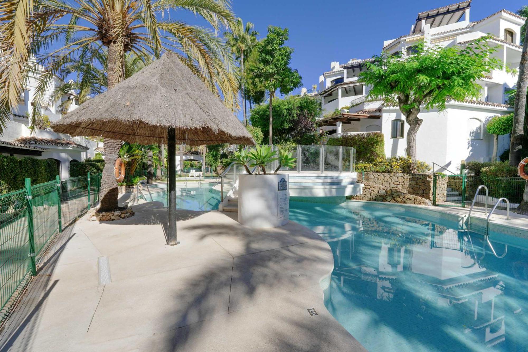 2033 Modern 3 Bed Large Terrace With Sun Loungers Marbella