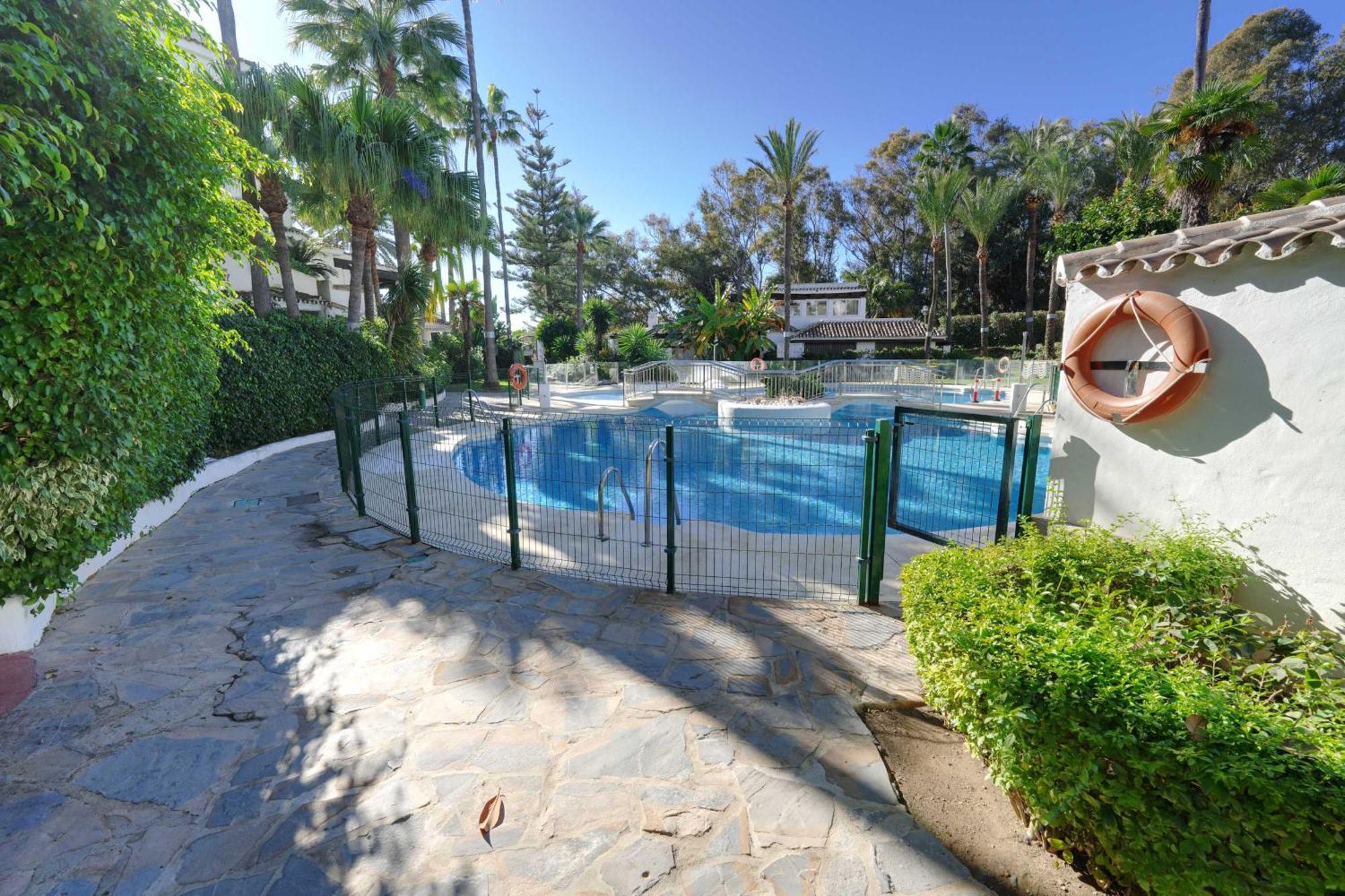 2033 Modern 3 Bed Large Terrace With Sun Loungers