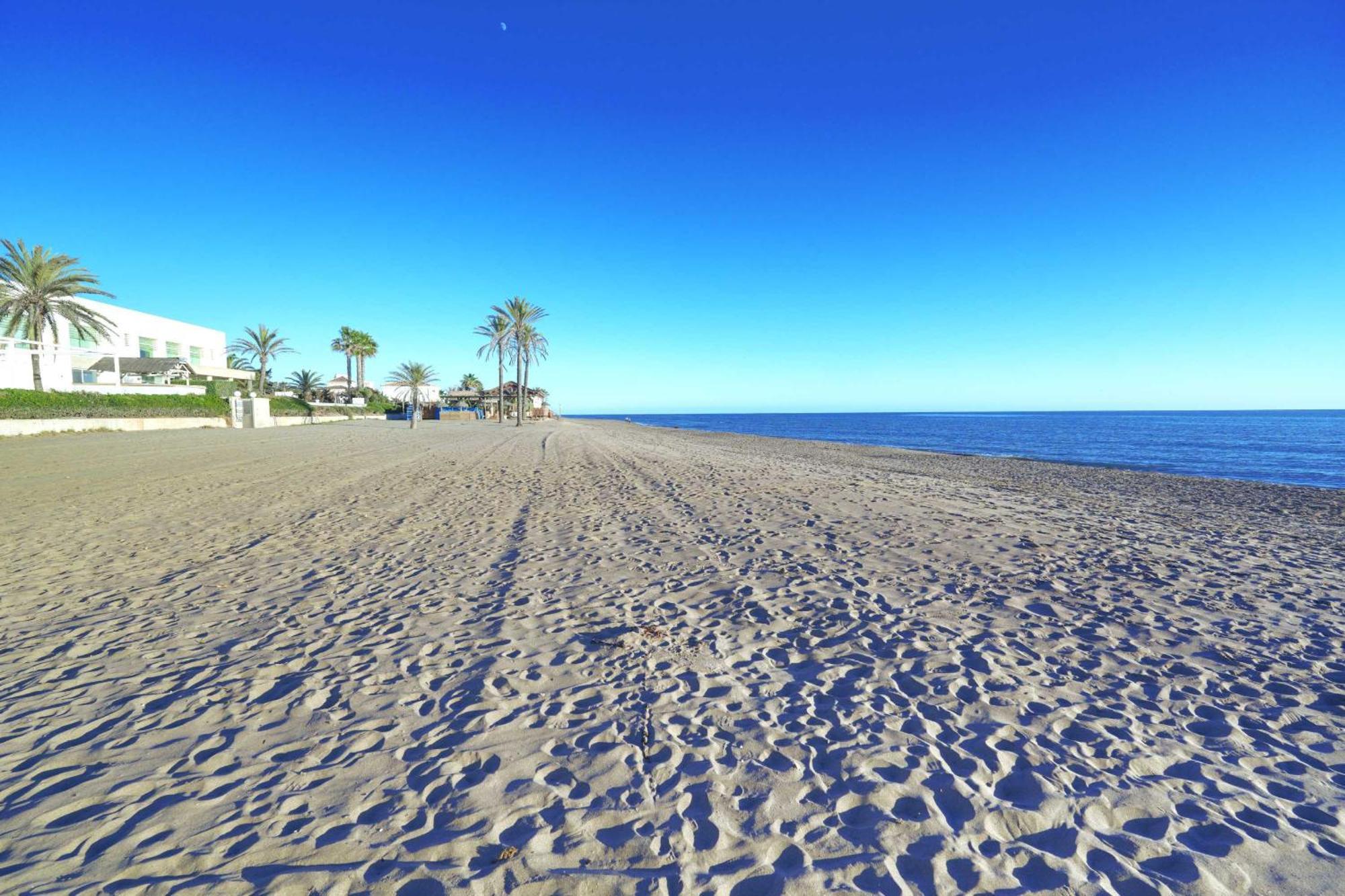 2033 Modern 3 Bed Large Terrace With Sun Loungers *