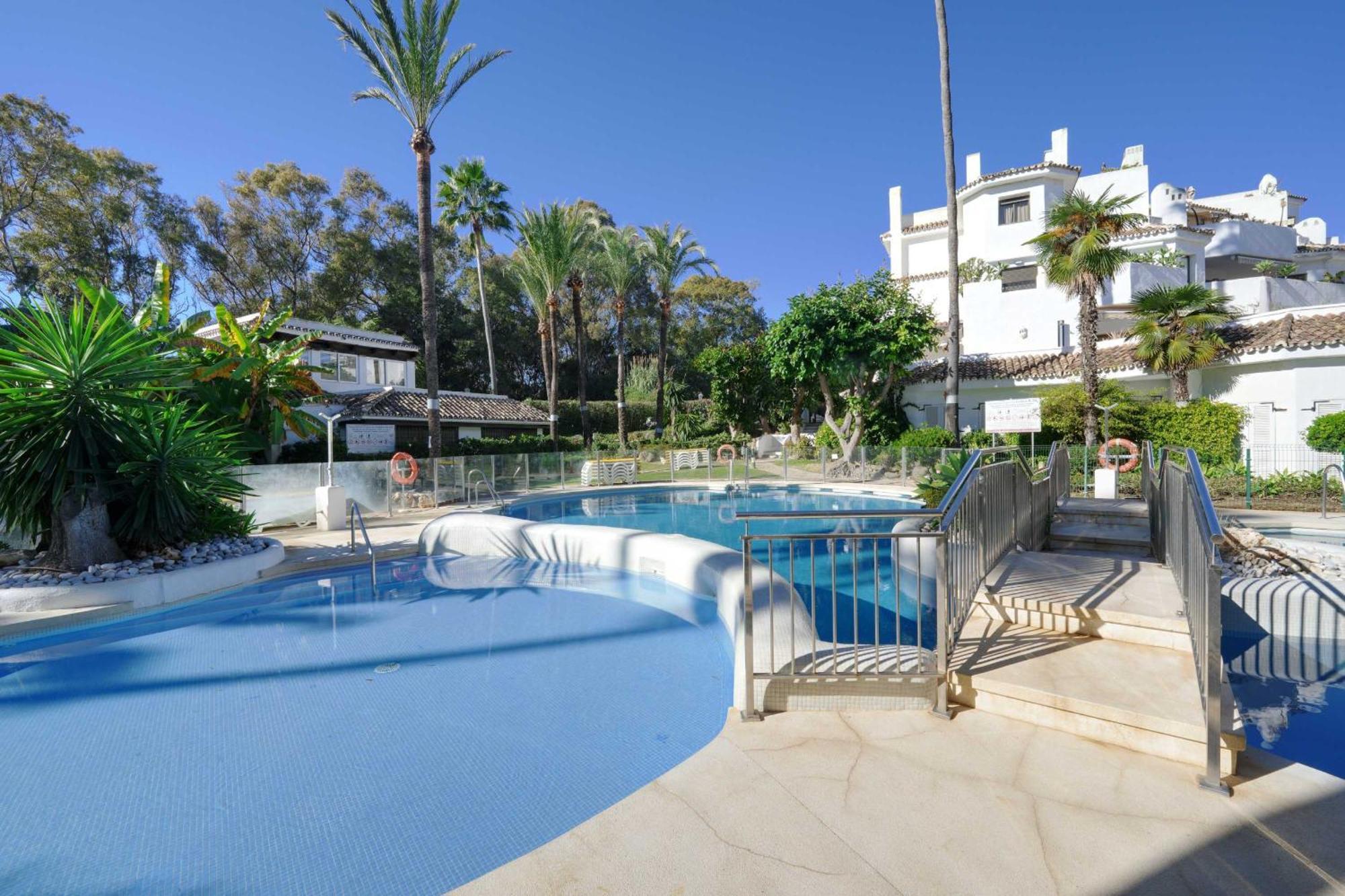 2033 Modern 3 Bed Large Terrace With Sun Loungers Apartment *