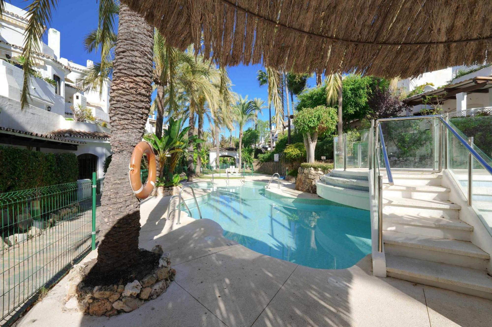 2033 Modern 3 Bed Large Terrace With Sun Loungers Marbella