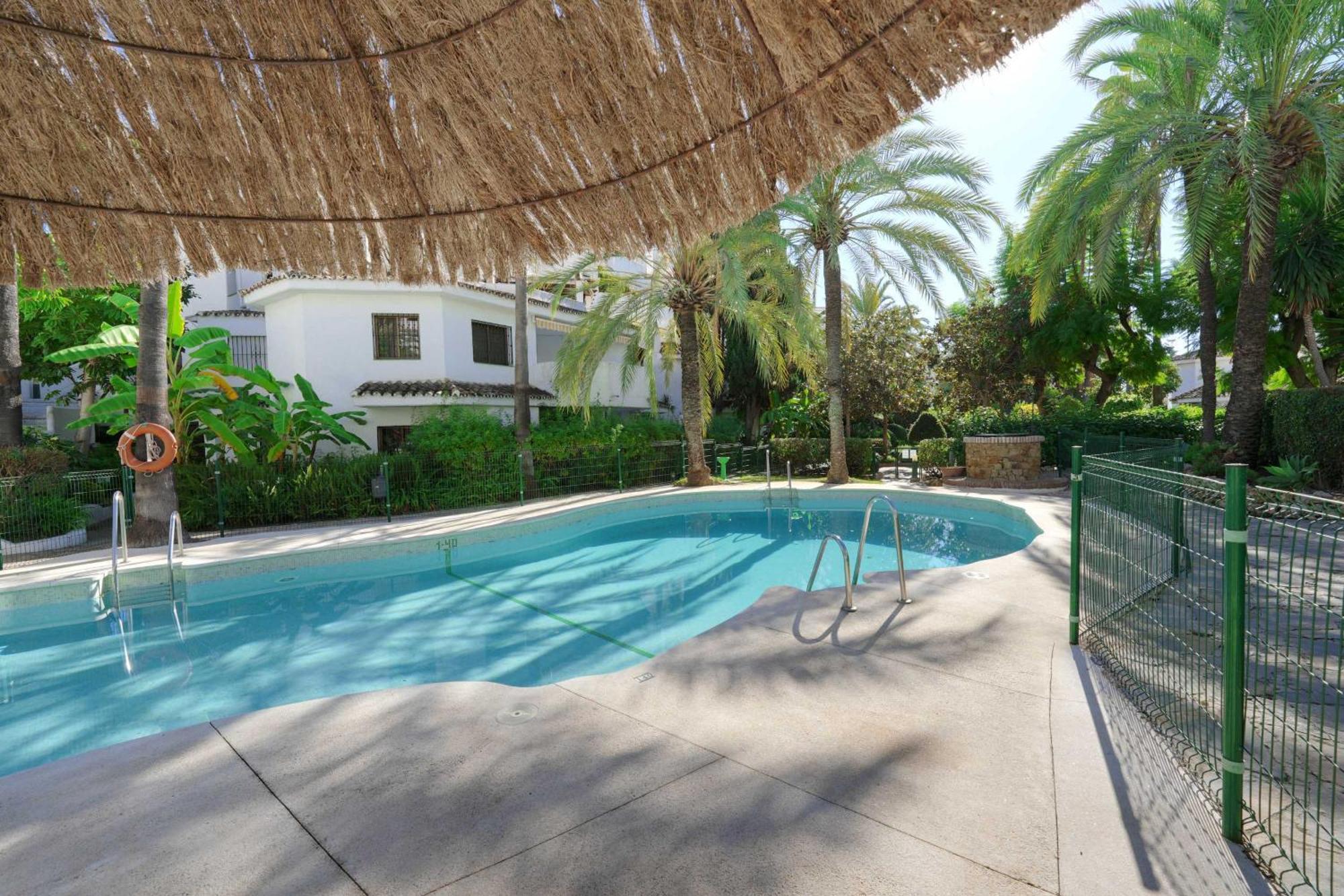 2033 Modern 3 Bed Large Terrace With Sun Loungers