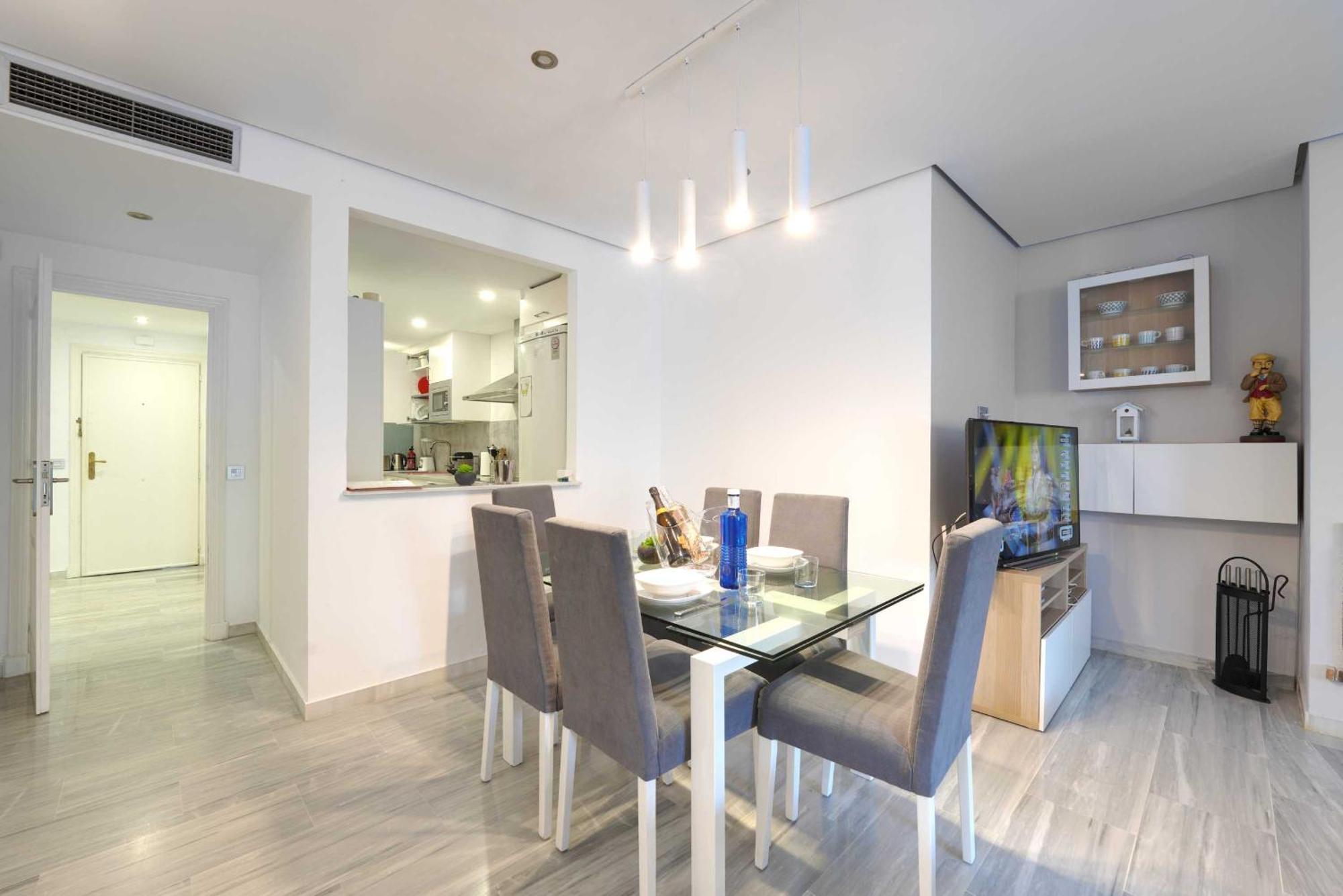 2033 Modern 3 Bed Large Terrace With Sun Loungers Apartment