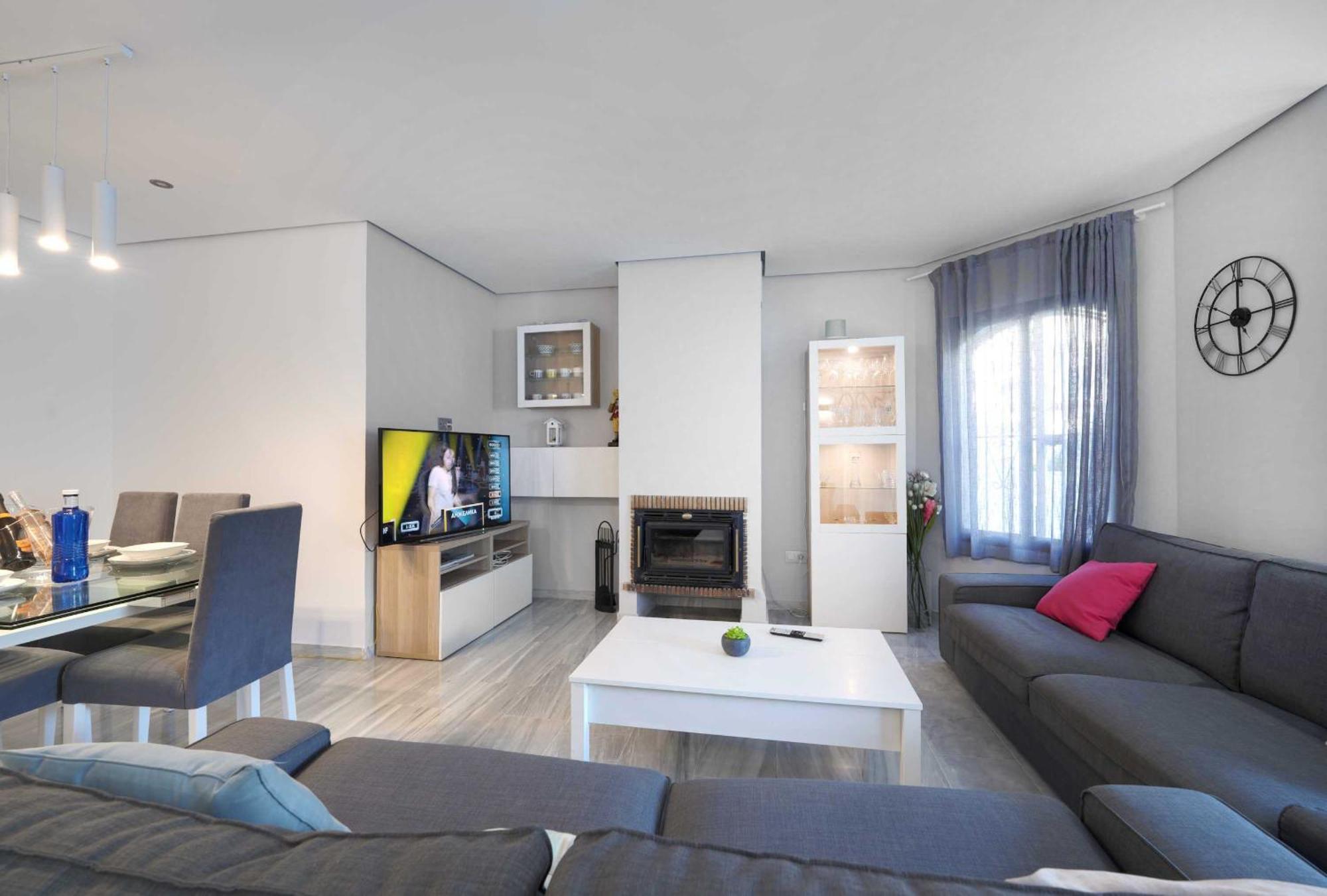 2033 Modern 3 Bed Large Terrace With Sun Loungers Apartment